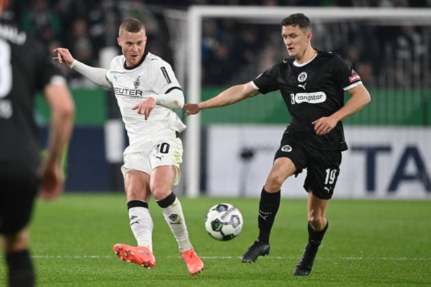 Nico ELVEDI (MG) gegen Martijn KAARS (Pauli) Aktion, Zweikampf, Fussball, DFB Pokal, Achtelfinale, Round of 16, Borussia Moenchengladbach (MG) - FC St. Pauli (Pauli) 1-2 am 02.12.2025 im Borussiapark Moenchengladbach Deutschland. DFL regulations prohibit any use of photographs as image sequences and or quasi-video Â