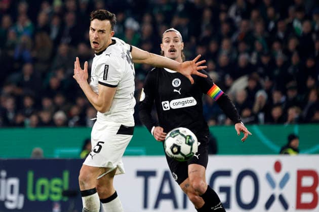 Mönchengladbach, Deutschland, Germany DFB-Pokal Achtelfinale Borussia Mönchengladbach : FC St. Pauli 1:2 02.12. 2025 im Borussia -Park in Mönchengladbach Haris TABAKOVIC (MG) li.- und Jackson IRVINE (STP) re.- Photo: Norbert Schmidt, Duesseldorf