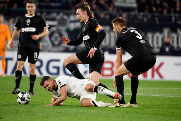 Mönchengladbach, Deutschland, Germany DFB-Pokal Achtelfinale Borussia Mönchengladbach : FC St. Pauli 1:2 02.12. 2025 im Borussia -Park in Mönchengladbach Martijn KAARS (STP), Kevin STÖGER (MG), Jackson IRVINE (STP) und Karol METS (STP) v.li.n.re.- Photo: Norbert Schmidt, Duesseldorf