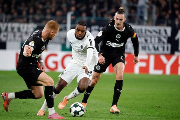 Mönchengladbach, Deutschland, Germany DFB-Pokal Achtelfinale Borussia Mönchengladbach : FC St. Pauli 1:2 02.12. 2025 im Borussia -Park in Mönchengladbach Louis OPPIE (STP), Charles Kwablan HERRMANN (MG) und Jackson IRVINE (STP) v.li.n.re.- Photo: Norbert Schmidt, Duesseldorf