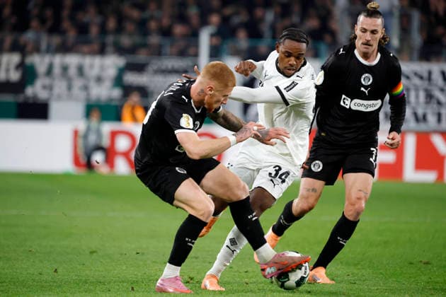 Mönchengladbach, Deutschland, Germany DFB-Pokal Achtelfinale Borussia Mönchengladbach : FC St. Pauli 1:2 02.12. 2025 im Borussia -Park in Mönchengladbach Louis OPPIE (STP), Charles Kwablan HERRMANN (MG) und Jackson IRVINE (STP) v.li.n.re.- Photo: Norbert Schmidt, Duesseldorf