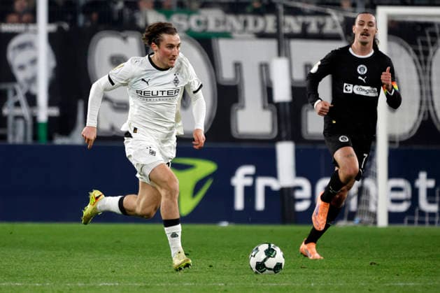 Mönchengladbach, Deutschland, Germany DFB-Pokal Achtelfinale Borussia Mönchengladbach : FC St. Pauli 1:2 02.12. 2025 im Borussia -Park in Mönchengladbach Rocco REITZ (MG) li.- und Jackson IRVINE (STP) re.- Photo: Norbert Schmidt, Duesseldorf