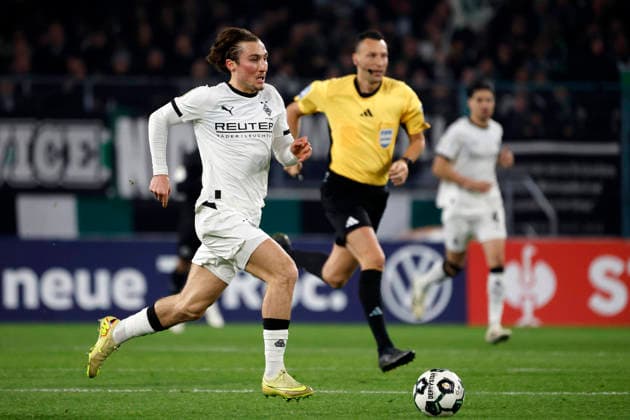 Mönchengladbach, Deutschland, Germany DFB-Pokal Achtelfinale Borussia Mönchengladbach : FC St. Pauli 1:2 02.12. 2025 im Borussia -Park in Mönchengladbach Rocco REITZ (MG) li.- Photo: Norbert Schmidt, Duesseldorf