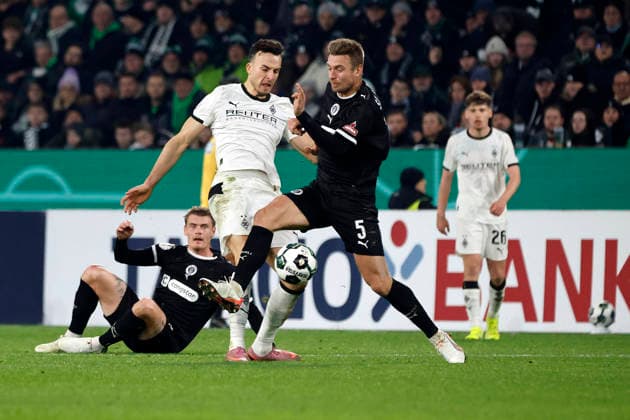 Mönchengladbach, Deutschland, Germany DFB-Pokal Achtelfinale Borussia Mönchengladbach : FC St. Pauli 1:2 02.12. 2025 im Borussia -Park in Mönchengladbach Haris TABAKOVIC (MG) 2.v.li.- und Hauke Finn WAHL (STP) 2.v.re.- Photo: Norbert Schmidt, Duesseldorf