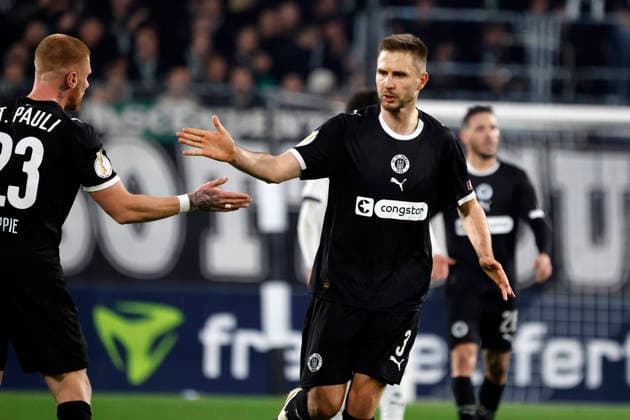 Mönchengladbach, Deutschland, Germany DFB-Pokal Achtelfinale Borussia Mönchengladbach : FC St. Pauli 1:2 02.12. 2025 im Borussia -Park in Mönchengladbach Louis OPPIE (STP) li.- freut sich mit Karol METS (STP) re.- über seinen Treffer zum 2-1 Endstand Photo: Norbert Schmidt, Duesseldorf