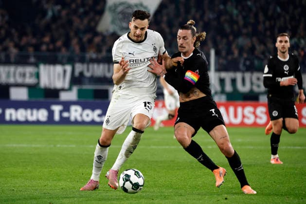 Mönchengladbach, Deutschland, Germany DFB-Pokal Achtelfinale Borussia Mönchengladbach : FC St. Pauli 1:2 02.12. 2025 im Borussia -Park in Mönchengladbach Haris TABAKOVIC (MG) li.- und Jackson IRVINE (STP) re.- Photo: Norbert Schmidt, Duesseldorf