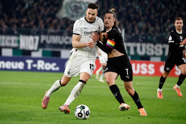 Mönchengladbach, Deutschland, Germany DFB-Pokal Achtelfinale Borussia Mönchengladbach : FC St. Pauli 1:2 02.12. 2025 im Borussia -Park in Mönchengladbach Haris TABAKOVIC (MG) li.- und Jackson IRVINE (STP) re.- Photo: Norbert Schmidt, Duesseldorf