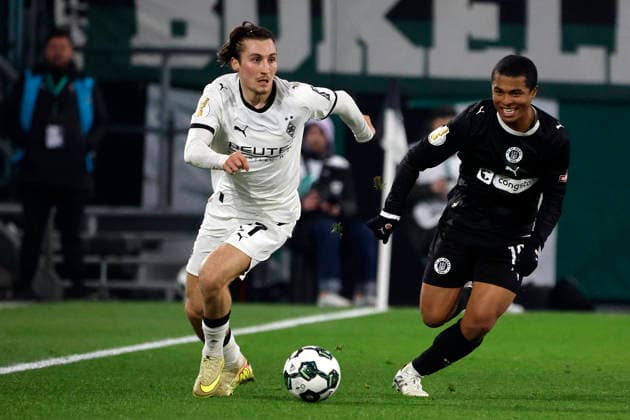 Mönchengladbach, Deutschland, Germany DFB-Pokal Achtelfinale Borussia Mönchengladbach : FC St. Pauli 1:2 Rocco REITZ (MG) li.- und Joel Chima FUJITA (STP) Photo: Norbert Schmidt, Duesseldorf