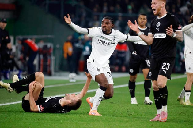 Mönchengladbach, Deutschland, Germany DFB-Pokal Achtelfinale Borussia Mönchengladbach : FC St. Pauli 1:2 Karol METS (STP) ,Charles Kwablan HERRMANN (MG), Joel Chima FUJITA (STP) und Louis OPPIE (STP) v.li.n.re.- Photo: Norbert Schmidt, Duesseldorf