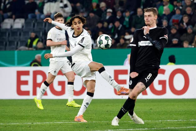 Mönchengladbach, Deutschland, Germany DFB-Pokal Achtelfinale Borussia Mönchengladbach : FC St. Pauli 1:2 Wael MOHYA (MG) li.- und Eric SMITH (STP) re.- Photo: Norbert Schmidt, Duesseldorf