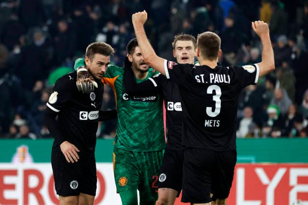 Mönchengladbach, Deutschland, Germany DFB-Pokal Achtelfinale Borussia Mönchengladbach : FC St. Pauli 1:2 Hauke Finn WAHL (STP), Torwart Nikola VASILJ (STP) , Eric SMITH (STP) und Karol METS (STP) v. li. n. re.- feiern den Sieg Photo: Norbert Schmidt, Duesseldorf