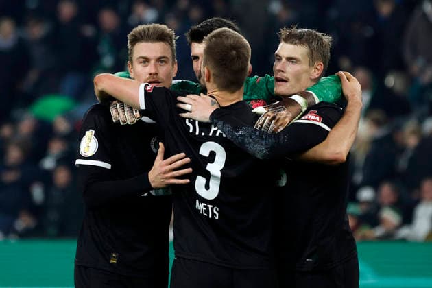 Mönchengladbach, Deutschland, Germany DFB-Pokal Achtelfinale Borussia Mönchengladbach : FC St. Pauli 1:2 Hauke Finn WAHL (STP), Torwart Nikola VASILJ (STP) , Karol METS (STP) und Eric SMITH (STP) v. li. n. re.- feiern den Sieg Photo: Norbert Schmidt, Duesseldorf