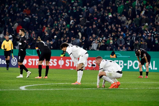 Mönchengladbach, Deutschland, Germany DFB-Pokal Achtelfinale Borussia Mönchengladbach : FC St. Pauli 1:2 Enttäuschte Verlierer : Die Mönchengladbacher Spieler Nico ELVEDI (MG) 2.v.re.- und Wael MOHYA (MG) 3.v.re.- nach dem Schlusspfiff Photo: Norbert Schmidt, Duesseldorf