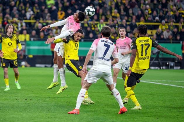 02.12.2025, Fußball, DFB-Pokal, Borussia Dortmund - Bayer 04 Leverkusen, Achtelfinale, Signal Iduna Park, Saison 2025 2026: Jarell Quansah (Bayer04 04) im Zweikampf gegen Felix Nmecha (BVB 08) Kopfballduell Kopfball DFB regulations prohibit any use of photographs as image sequences and or quasi-video. Nordrhein-Westfalen Deutschland