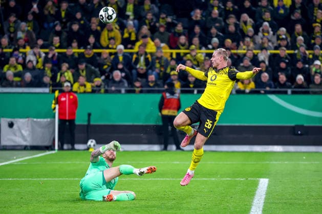 02.12.2025, Fußball, DFB-Pokal, Borussia Dortmund - Bayer 04 Leverkusen, Achtelfinale, Signal Iduna Park, Saison 2025 2026: Torwart Mark Flekken (Bayer04 01) verteidigt gegen Julian Ryerson (BVB 26) DFB regulations prohibit any use of photographs as image sequences and or quasi-video. Nordrhein-Westfalen Deutschland