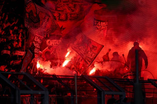 02.12.2025, Fußball, DFB-Pokal, Borussia Dortmund - Bayer 04 Leverkusen, Achtelfinale, Signal Iduna Park, Saison 2025 2026: Pyrotechnik Choreo Choreografie Choreography Bengalisches Feuer Ultras Bengalos roter Rauch rot Fahnen Nebel Fankuve Fans Gästeblock DFB regulations prohibit any use of photographs as image sequences and or quasi-video. Nordrhein-Westfalen Deutschland