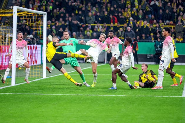 02.12.2025, Fußball, DFB-Pokal, Borussia Dortmund - Bayer 04 Leverkusen, Achtelfinale, Signal Iduna Park, Saison 2025 2026: Patrik Schick (Bayer04 14) Torwart Mark Flekken (Bayer04 01) Robert Andrich (Bayer04 08) Edmond Tapsoba (Bayer04 12) Ernest Poku (Bayer04 19) verteidgen im Strafraum gegen Waldemar Anton (BVB 03) und Maximilian Beier (BVB 14) DFB regulations prohibit any use of photographs as image sequences and or quasi-video. Nordrhein-Westfalen Deutschland