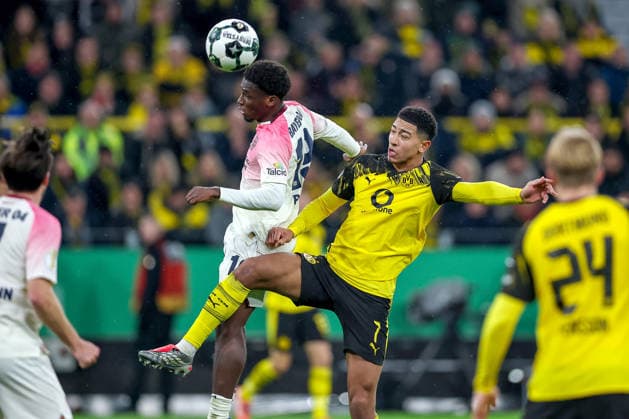 02.12.2025, Fußball, DFB-Pokal, Borussia Dortmund - Bayer 04 Leverkusen, Achtelfinale, Signal Iduna Park, Saison 2025 2026: Ernest Poku (Bayer04 19) im Zweikampf gegen Jobe Bellingham (BVB 07) DFB regulations prohibit any use of photographs as image sequences and or quasi-video. Nordrhein-Westfalen Deutschland