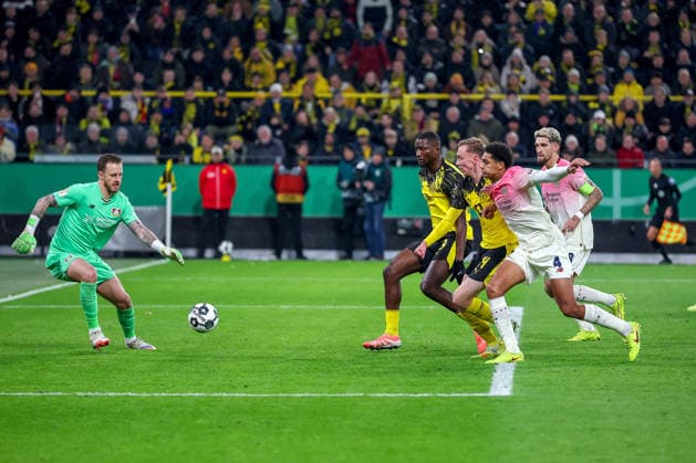 02.12.2025, Fußball, DFB-Pokal, Borussia Dortmund - Bayer 04 Leverkusen, Achtelfinale, Signal Iduna Park, Saison 2025 2026: Torwart Mark Flekken (Bayer04 01) Jarell Quansah (Bayer04 04) und Robert Andrich (Bayer04 08) verteidigen im Strafraum gegen Maximilian Beier (BVB 14) und Serhou Guirassy (BVB 09) DFB regulations prohibit any use of photographs as image sequences and or quasi-video. Nordrhein-Westfalen Deutschland