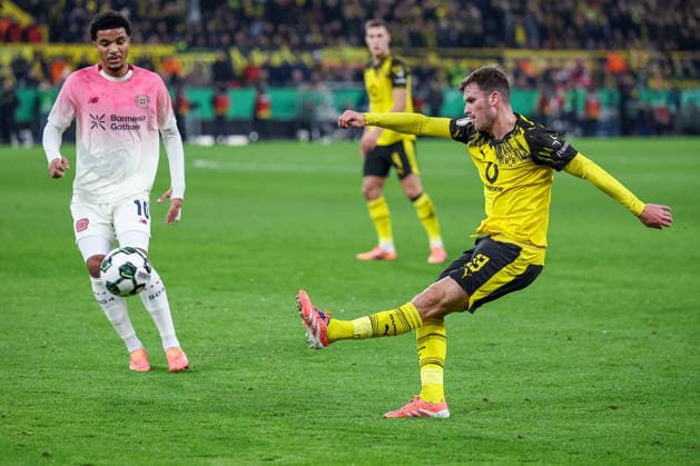02.12.2025, Fußball, DFB-Pokal, Borussia Dortmund - Bayer 04 Leverkusen, Achtelfinale, Signal Iduna Park, Saison 2025 2026: Malik Tillman (Bayer04 10) im Zweikampf gegen Pascal Groß (BVB 13) DFB regulations prohibit any use of photographs as image sequences and or quasi-video. Nordrhein-Westfalen Deutschland