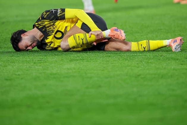 02.12.2025, Fußball, DFB-Pokal, Borussia Dortmund - Bayer 04 Leverkusen, Achtelfinale, Signal Iduna Park, Saison 2025 2026: Ramy Bensebaini (BVB 05) liegt mit schmerzen auf dem Spielfeld Enttäuschung DFB regulations prohibit any use of photographs as image sequences and or quasi-video. Nordrhein-Westfalen Deutschland