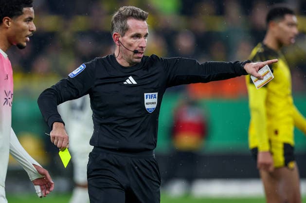 02.12.2025, Fußball, DFB-Pokal, Borussia Dortmund - Bayer 04 Leverkusen, Achtelfinale, Signal Iduna Park, Saison 2025 2026: Schiedsrichter Tobias Stieler gestikulierend DFB regulations prohibit any use of photographs as image sequences and or quasi-video. Nordrhein-Westfalen Deutschland