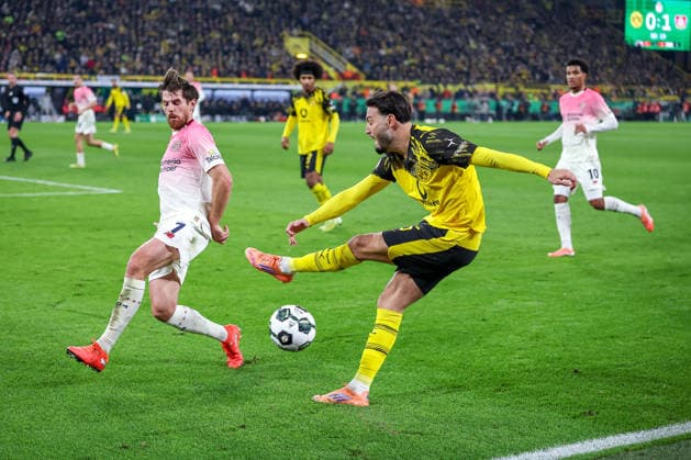 02.12.2025, Fußball, DFB-Pokal, Borussia Dortmund - Bayer 04 Leverkusen, Achtelfinale, Signal Iduna Park, Saison 2025 2026: Jonas Hofmann (Bayer04 07) verteidigt im Zweikampf gegen Ramy Bensebaini (BVB 05) DFB regulations prohibit any use of photographs as image sequences and or quasi-video. Nordrhein-Westfalen Deutschland