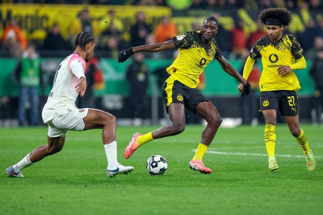 02.12.2025, Fußball, DFB-Pokal, Borussia Dortmund - Bayer 04 Leverkusen, Achtelfinale, Signal Iduna Park, Saison 2025 2026: Loic Bade (Bayer04 05) im Zweikampf gegen Serhou Guirassy (BVB 09) neben Karim Adeyemi (BVB 27) DFB regulations prohibit any use of photographs as image sequences and or quasi-video. Nordrhein-Westfalen Deutschland