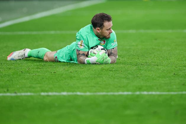 02.12.2025, Fußball, DFB-Pokal, Borussia Dortmund - Bayer 04 Leverkusen, Achtelfinale, Signal Iduna Park, Saison 2025 2026: Torwart Mark Flekken (Bayer04 01) liegt auf dem Ball DFB regulations prohibit any use of photographs as image sequences and or quasi-video. Nordrhein-Westfalen Deutschland