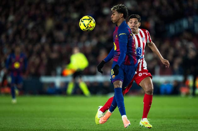 Spanish LaLiga EA Sports FC Barcelona, Barca v Atletico de Madrid in Barcelona, Spain. FC Barcelona player (10) Lamine Yamal vies with Nahuel Molina (16) during LaLiga EA Sports match between FC Barcelona and Atletico de Madrid in Spotify Camp Nou, Barcelona, Spain, on December 3, 2025. Barcelona Spotify Camp Nou Barcelona Spain