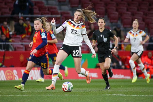 02.12.2025, xgrfx, Fussball UEFA Women s Nations League Finale Rückspiel, Spanien - Deutschland v.l. Claudia Pina (Spanien), Jule Brand (Deutsche Frauennationalmannschaft) (DFL DFB REGULATIONS PROHIBIT ANY USE OF PHOTOGRAPHS as IMAGE SEQUENCES and or QUASI-VIDEO) Madrid