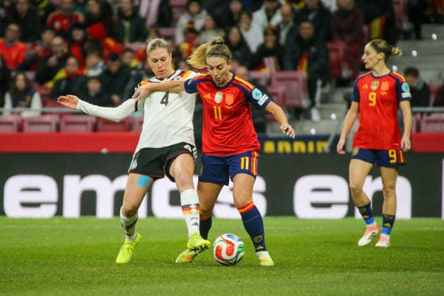 02.12.2025, xgrfx, Fussball UEFA Women s Nations League Finale Rückspiel, Spanien - Deutschland v.l. Rebecca Knaak (Deutsche Frauennationalmannschaft), Alexia Putellas (Spanien) (DFL DFB REGULATIONS PROHIBIT ANY USE OF PHOTOGRAPHS as IMAGE SEQUENCES and or QUASI-VIDEO) Madrid
