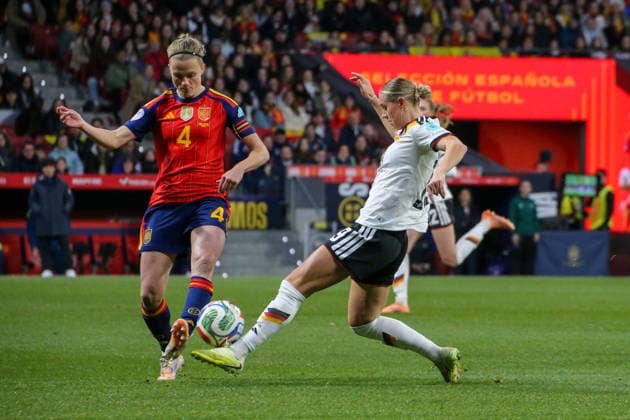 02.12.2025, xgrfx, Fussball UEFA Women s Nations League Finale Rückspiel, Spanien - Deutschland v.l. Irene Paredes (Spanien), Klara Bühl (Deutsche Frauennationalmannschaft) (DFL DFB REGULATIONS PROHIBIT ANY USE OF PHOTOGRAPHS as IMAGE SEQUENCES and or QUASI-VIDEO) Madrid