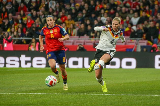 02.12.2025, xgrfx, Fussball UEFA Women s Nations League Finale Rückspiel, Spanien - Deutschland v.l. Mariona Caldentey (Spanien), Rebecca Knaak (Deutsche Frauennationalmannschaft) (DFL DFB REGULATIONS PROHIBIT ANY USE OF PHOTOGRAPHS as IMAGE SEQUENCES and or QUASI-VIDEO) Madrid
