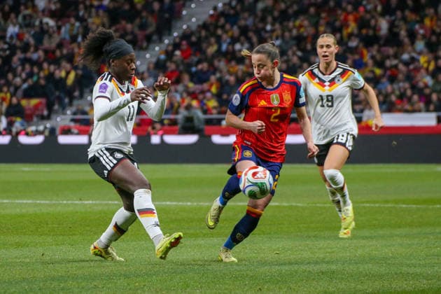 02.12.2025, xgrfx, Fussball UEFA Women s Nations League Finale Rückspiel, Spanien - Deutschland v.l. Nicole Anyomi (Deutsche Frauennationalmannschaft), Ona Batlle (Spanien) (DFL DFB REGULATIONS PROHIBIT ANY USE OF PHOTOGRAPHS as IMAGE SEQUENCES and or QUASI-VIDEO) Madrid