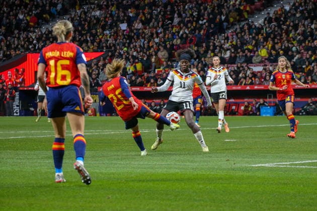 02.12.2025, xgrfx, Fussball UEFA Women s Nations League Finale Rückspiel, Spanien - Deutschland v.l. Claudia Pina (Spanien), Nicole Anyomi (Deutsche Frauennationalmannschaft) (DFL DFB REGULATIONS PROHIBIT ANY USE OF PHOTOGRAPHS as IMAGE SEQUENCES and or QUASI-VIDEO) Madrid
