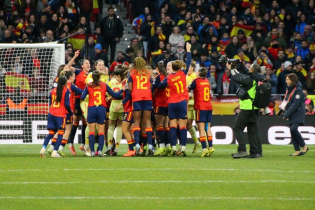 02.12.2025, xgrfx, Fussball UEFA Women s Nations League Finale Rückspiel, Spanien - Deutschland v.l. Die spanische Nationalmannschaft gewinnt das Finale der UEFA WomenÂ s Nations League. (DFL DFB REGULATIONS PROHIBIT ANY USE OF PHOTOGRAPHS as IMAGE SEQUENCES and or QUASI-VIDEO) Madrid