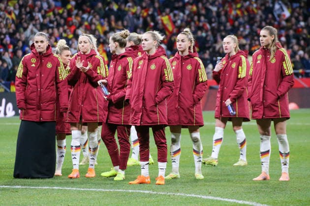 02.12.2025, xgrfx, Fussball UEFA Women s Nations League Finale Rückspiel, Spanien - Deutschland v.l. Selinqa Cerci, Kathrin Hendrich, Alara, Laura Freigang, Giulia Gwinn, Jule Brand enttäuscht nach der Finalniederlage. (Deutsche Frauennationalmannschaft) (DFL DFB REGULATIONS PROHIBIT ANY USE OF PHOTOGRAPHS as IMAGE SEQUENCES and or QUASI-VIDEO) Madrid