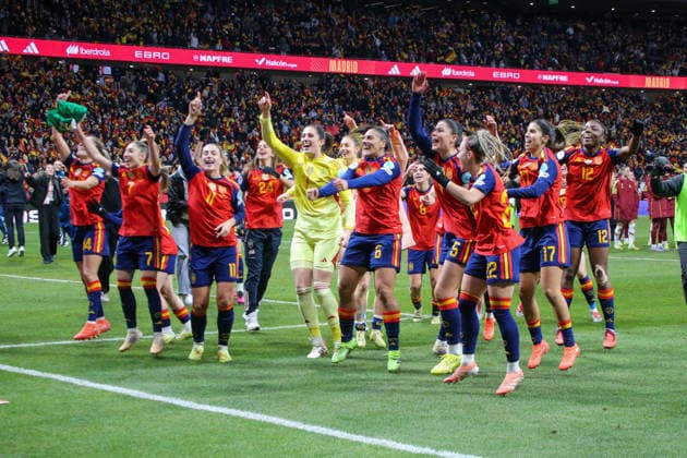 02.12.2025, xgrfx, Fussball UEFA Women s Nations League Finale Rückspiel, Spanien - Deutschland v.l. Die spanische Nationalmannschaft feiert den Sieg mit den Fans. (Spanien) (DFL DFB REGULATIONS PROHIBIT ANY USE OF PHOTOGRAPHS as IMAGE SEQUENCES and or QUASI-VIDEO) Madrid