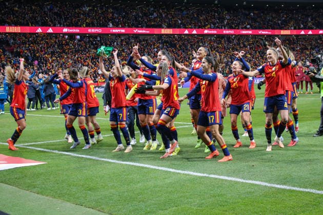 02.12.2025, xgrfx, Fussball UEFA Women s Nations League Finale Rückspiel, Spanien - Deutschland v.l. Die spanische Nationalmannschaft feiert den Sieg mit den Fans. (Spanien) (DFL DFB REGULATIONS PROHIBIT ANY USE OF PHOTOGRAPHS as IMAGE SEQUENCES and or QUASI-VIDEO) Madrid