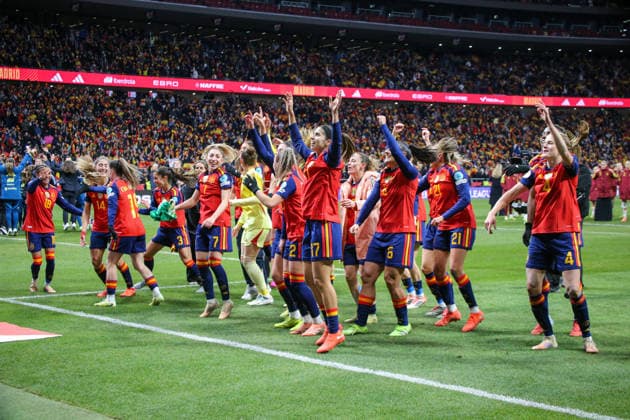 02.12.2025, xgrfx, Fussball UEFA Women s Nations League Finale Rückspiel, Spanien - Deutschland v.l. Die spanische Nationalmannschaft feiert den Sieg mit den Fans. (Spanien) (DFL DFB REGULATIONS PROHIBIT ANY USE OF PHOTOGRAPHS as IMAGE SEQUENCES and or QUASI-VIDEO) Madrid