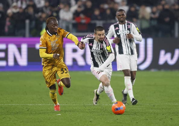 Edon Zhegrova of Juventus FC and Jordan Zemura of Udinese Calcio during the Coppa Itallia, 2025 26 season, football match between Juventus FC and Udinese Calcio on 02 Dicember 2025, at Allianz Stadium, Turin, taly. Photo Nderim KACELI  Copyright: xNderimxKaceli IPAxSportx xipa-agency.netx xx IPA_68662903 IPA_Agency_IPA68662903