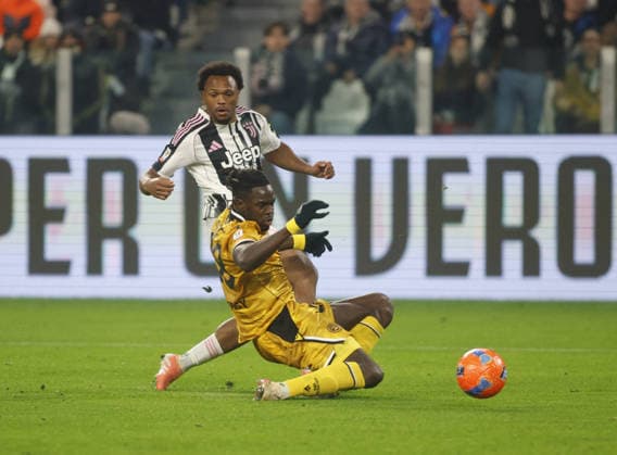 CALCIO - Coppa Italia - Juventus FC vs Udinese Calcio Lois Openda of Juventus FC and Oumar Solet of Udinese Calcio during the Coppa Itallia, 2025 26 season, football match between Juventus FC and Udinese Calcio on 02 Dicember 2025, at Allianz Stadium, Turin, taly. Photo Nderim KACELI Turin Italy  Copyright: xIPAxSport ABACAx