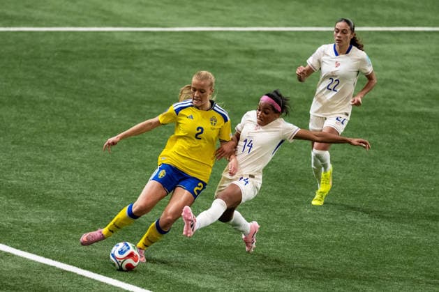 251202 Smilla Holmberg of Sweden is being challenged by Perle Morroni of France during the Women s Nations League bronze medal second leg match between Sweden and France on December 2, 2025 in Stockholm. Photo: Joel Marklund BILDBYRAN kod JM JM0754 bbeng fotboll football soccer fotball nations league uefa womens nations league bronsmatch bronze medal match dam sverige sweden frankrike france Copyright: JOELxMARKLUND BB251202JM121