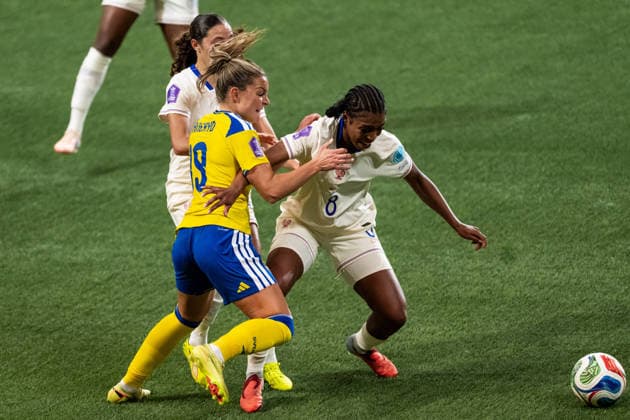 251202 Johanna Rytting Kaneryd of Sweden in action against Grace Geyoro of France during the Women s Nations League bronze medal second leg match between Sweden and France on December 2, 2025 in Stockholm. Photo: Joel Marklund BILDBYRAN kod JM JM0754 bbeng fotboll football soccer fotball nations league uefa womens nations league bronsmatch bronze medal match dam sverige sweden frankrike france Copyright: JOELxMARKLUND BB251202JM125
