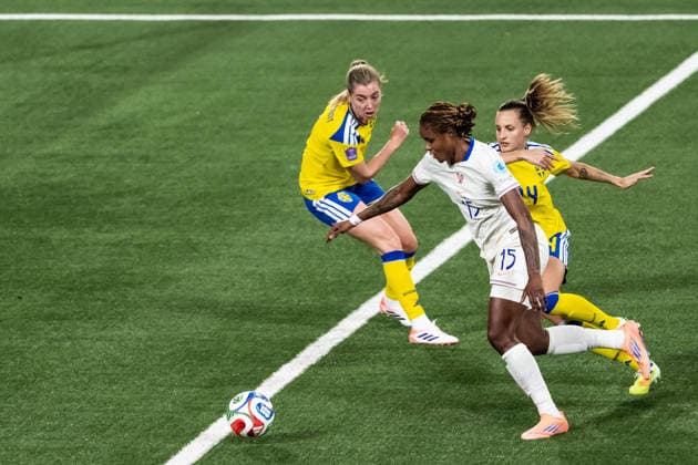 251202 Linda Sembrant and Nathalie Björn of Sweden against Kelly Gago of France during the Women s Nations League bronze medal second leg match between Sweden and France on December 2, 2025 in Stockholm. Photo: Joel Marklund BILDBYRAN kod JM JM0754 bbeng fotboll football soccer fotball nations league uefa womens nations league bronsmatch bronze medal match dam sverige sweden frankrike france Copyright: JOELxMARKLUND BB251202JM128