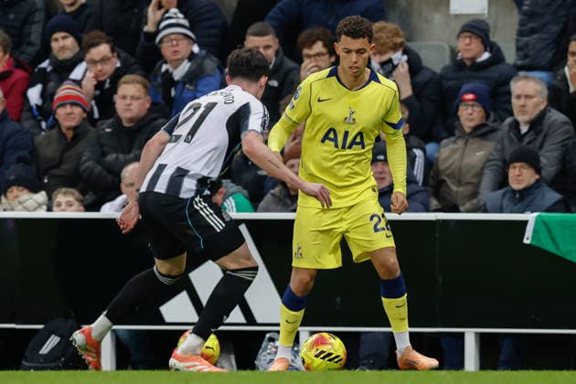 Newcastle United v Tottenham Hotspur Premier League 02 12 2025. Brennan Johnson of Tottenham Hotspur looks to run at Tino Livramento of Newcastle United during the Premier League match between Newcastle United and Tottenham Hotspur at St. James s Park, Newcastle, England on 2 December 2025. Newcastle St. James s Park Tyne and Wear England Editorial use only DataCo restrictions apply See www.football-dataco.com , Copyright: xCraigxCowanx PSI-23316-0147
