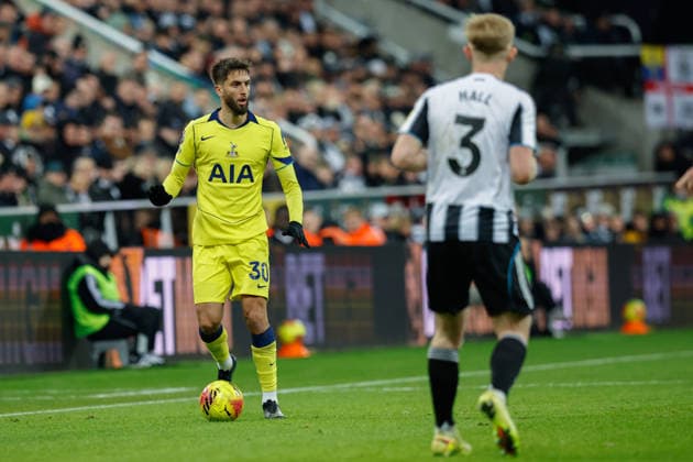 Newcastle United v Tottenham Hotspur Premier League 02 12 2025. Rodrigo Bentancur of Tottenham Hotspur looks to pass during the Premier League match between Newcastle United and Tottenham Hotspur at St. James s Park, Newcastle, England on 2 December 2025. Newcastle St. James s Park Tyne and Wear England Editorial use only DataCo restrictions apply See www.football-dataco.com , Copyright: xCraigxCowanx PSI-23316-0148