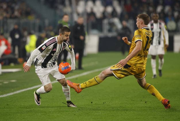 CALCIO - Coppa Italia - Juventus FC vs Udinese Calcio Edon Zhegrova of Juventus FC and Nicolo Bertola of Udinese Calcio during the Coppa Itallia, 2025 26 season, football match between Juventus FC and Udinese Calcio on 02 Dicember 2025, at Allianz Stadium, Turin, taly. Photo Nderim KACELI Turin Italy  Copyright: xIPAxSport ABACAx