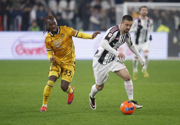 CALCIO - Coppa Italia - Juventus FC vs Udinese Calcio Jordan Zemura of Udinese Calcio and Edon Zhegrova of Juventus FC during the Coppa Itallia, 2025 26 season, football match between Juventus FC and Udinese Calcio on 02 Dicember 2025, at Allianz Stadium, Turin, taly. Photo Nderim KACELI Turin Italy  Copyright: xIPAxSport ABACAx
